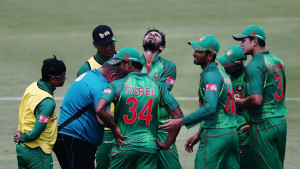 MOUNT MAUNGANUI, NEW ZEALAND - JANUARY 08: Mashrafe Mortaza of Bangladesh shows pain with an injury to his hand during the third Twenty20 International match between New Zealand and Bangladesh at Bay Oval on January 8, 2017 in Mount Maunganui, New Zealand. (Photo by Anthony Au-Yeung/Getty Images)